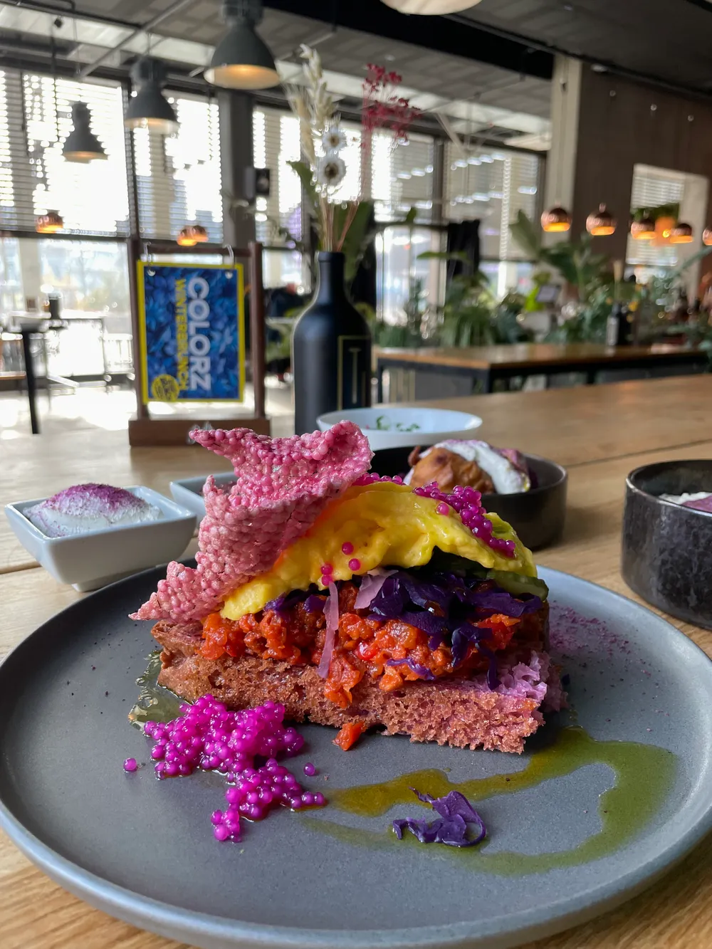 Colorz Winterbrunch Event mit gedecktem Tisch und Event-Banner im Hintergrund